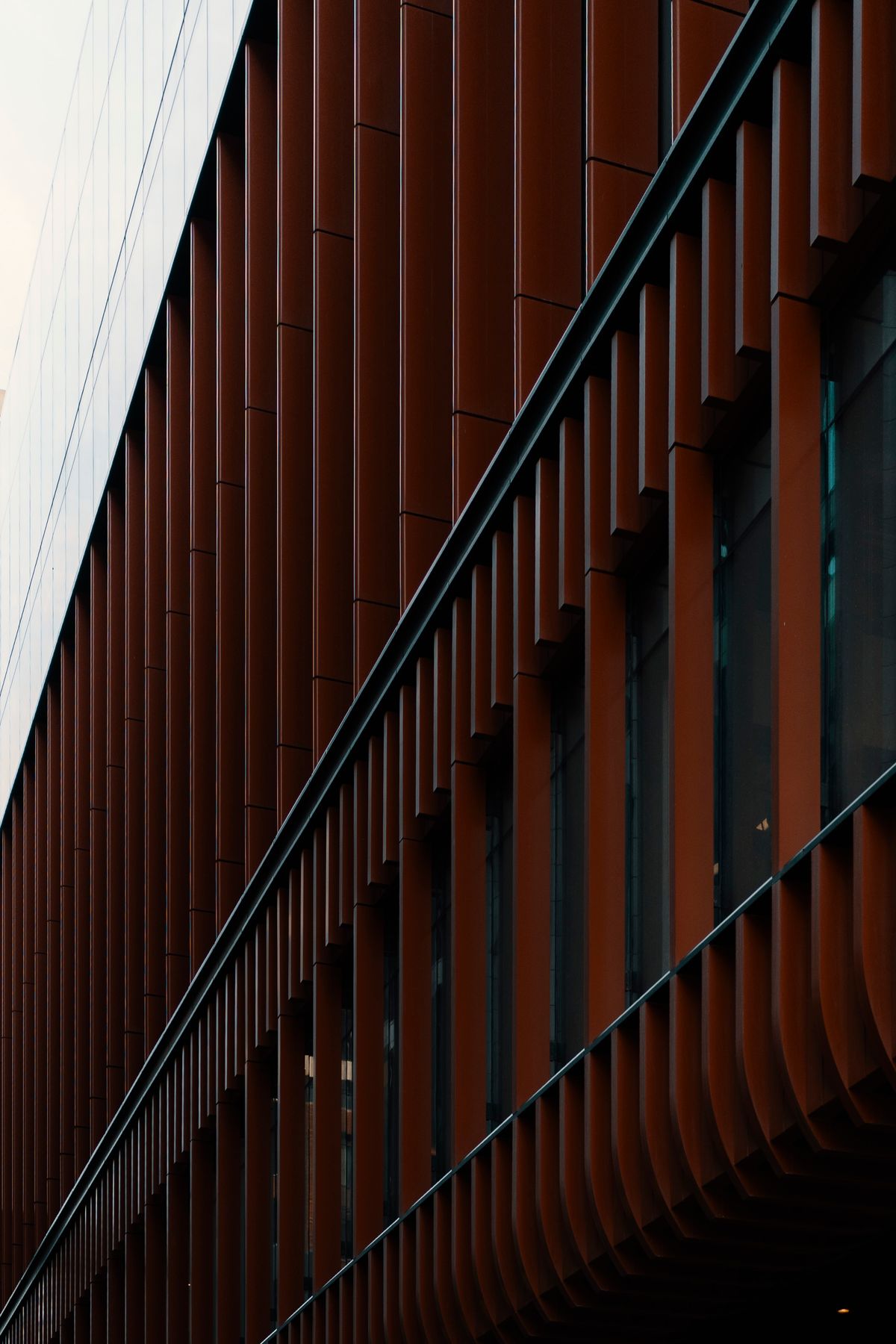 Dikey cephe elemanları ve cam panelleriyle çağdaş bir bina